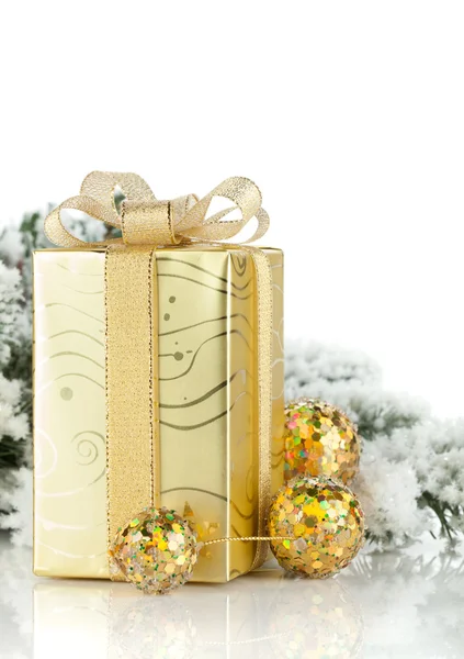 Doos van de gift, christmas decor en besneeuwde fir tree — Stockfoto