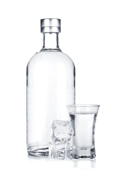 Garrafa de vodka e vidro de tiro com gelo — Fotografia de Stock