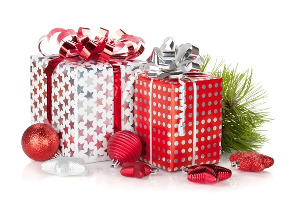 Due scatole regalo e decorazioni natalizie — Foto Stock