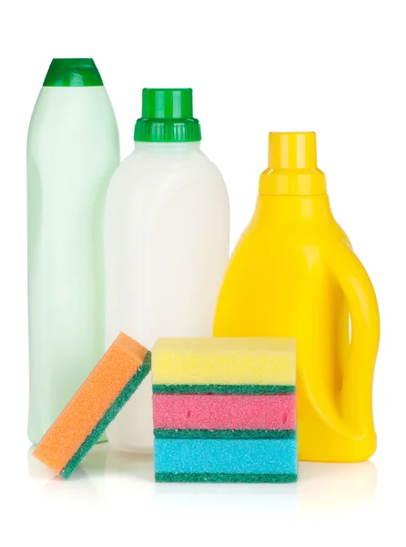 Bottiglie di plastica di prodotti detergenti e spugne — Foto Stock