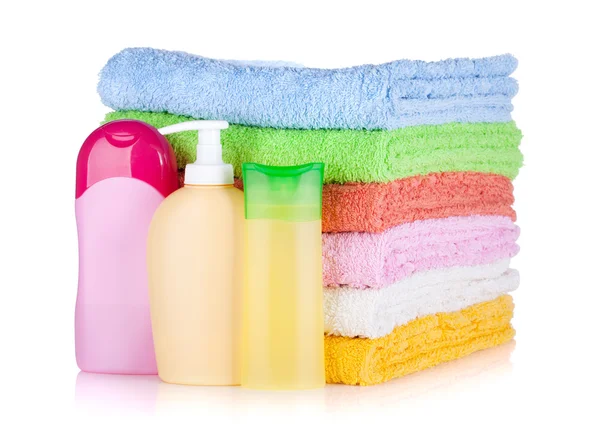 Cosmetics bottles and towels — Stock Photo, Image