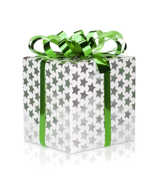 Confezione regalo di Natale con nastro verde — Foto Stock