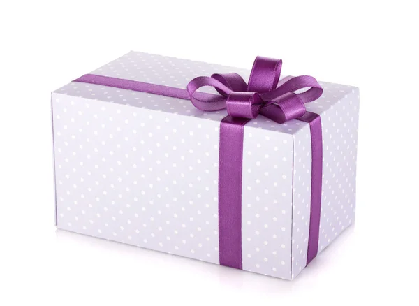 Синя подарункова коробка з фіолетовою стрічкою і бантом — стокове фото