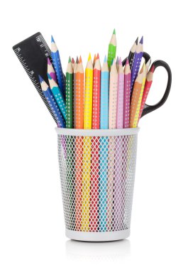 cetvel ve makas ile çeşitli renkli kalemler