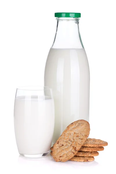 Copo, garrafa de leite e biscoitos — Fotografia de Stock