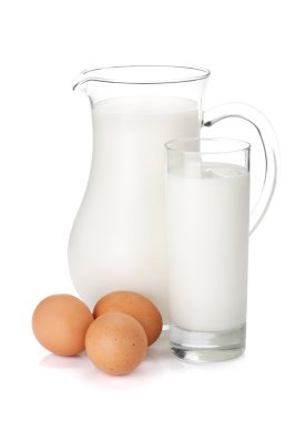 süt sürahi, bardak ve yumurta