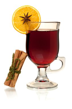 portakal dilimi ve tarçın ile sıcak mulled şarap