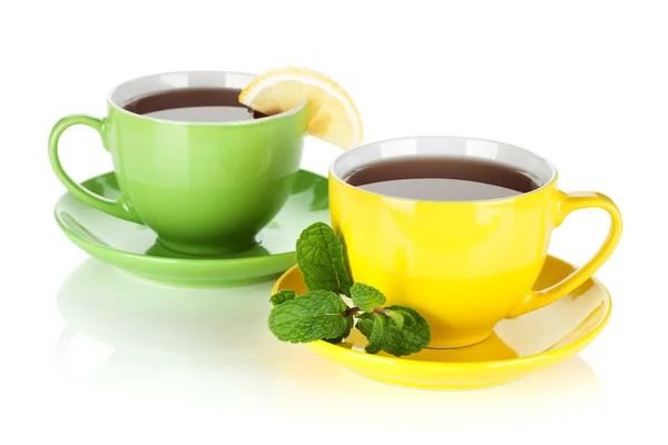 Duas xícaras coloridas de chá com limão e hortelã — Fotografia de Stock