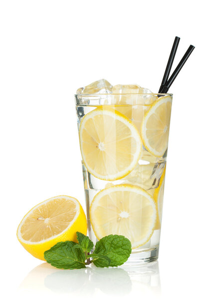 стакан лимонада с лимоном и мятой