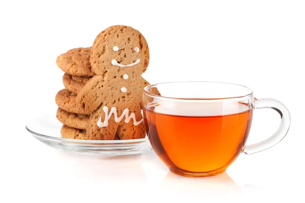 Šálek černého čaje s domácí cookies a perník muž — Stock fotografie