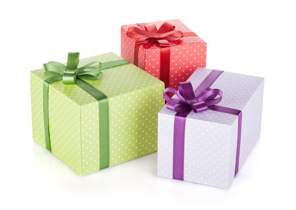 Şerit ve yay ile üç renkli hediye kutuları — Stok fotoğraf