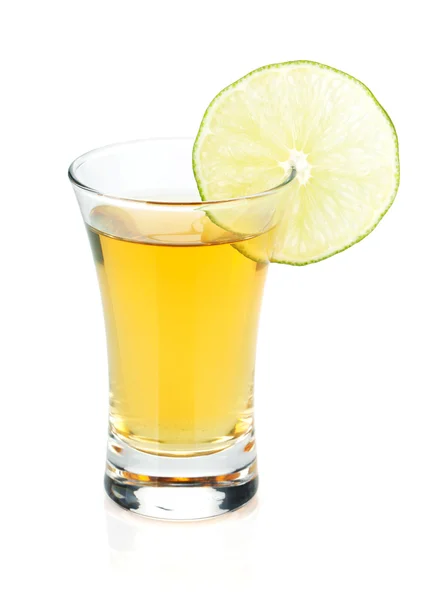 Skott av guld tequila med lime skiva — Stockfoto