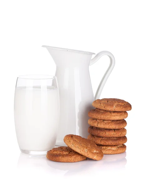 Melkkannetje, glas en cookies — Stockfoto