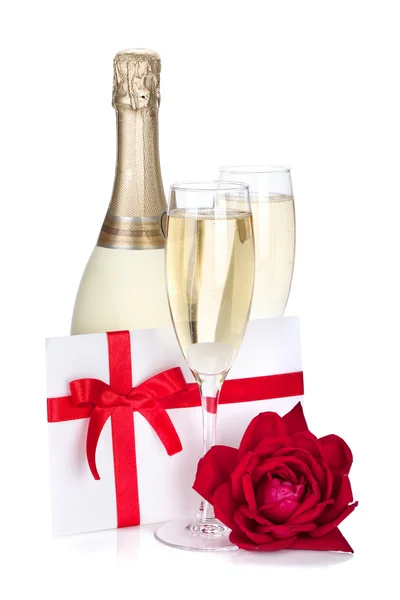 Два бокала шампанского, письмо и роза — стоковое фото