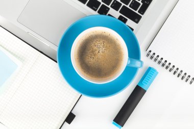 Mavi kahve Kupası ve ofis malzemeleri