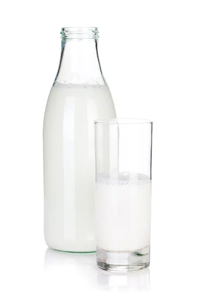 Botella abierta y vaso con leche —  Fotos de Stock