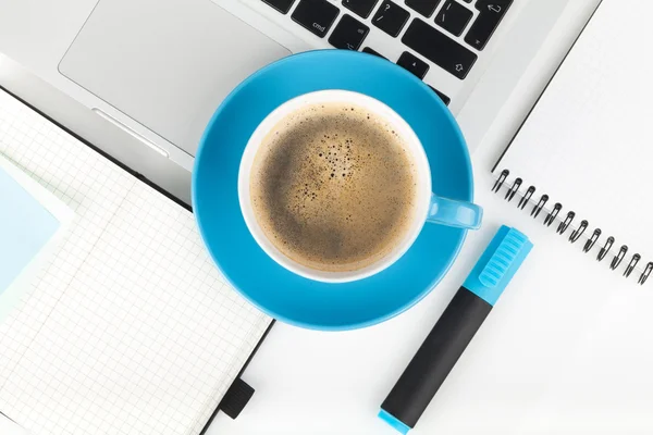 Niebieski kawy kubek i materiały biurowe — Zdjęcie stockowe