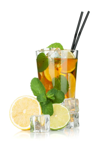 Glazen van ijs thee met citroen, limoen en munt — Stockfoto