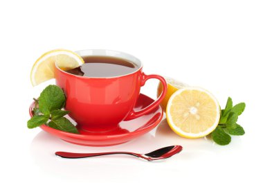 Kırmızı çay bardağı limon ve nane