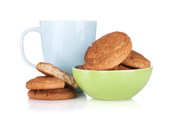 Kopje melk en kom met cookies — Stockfoto