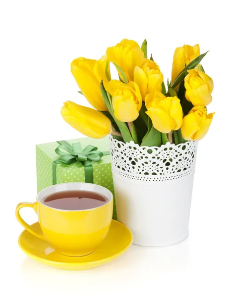 Žluté tulipány, tea cup a dárkový box — Stock fotografie