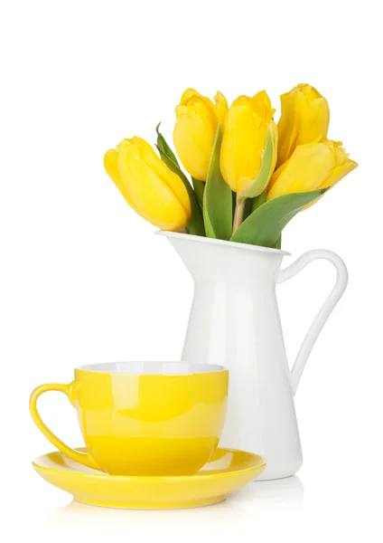 Gelbe Tulpen und Teetasse — Stockfoto