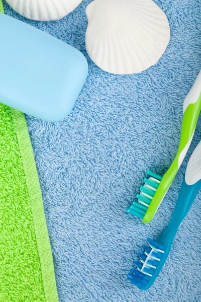 Spazzolini da denti e sapone sugli asciugamani — Foto Stock