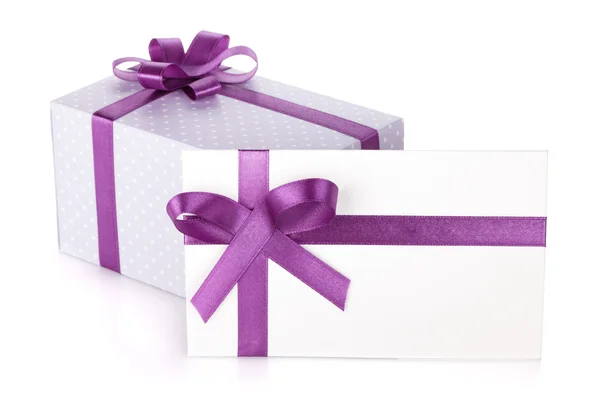 Caja de regalo y carta con cinta y lazo — Foto de Stock