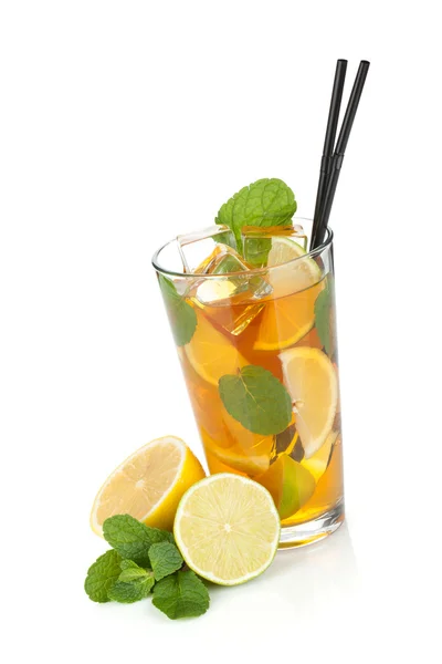 Склянка льодовикового чаю з лимоном, лаймом та м'ятою — стокове фото
