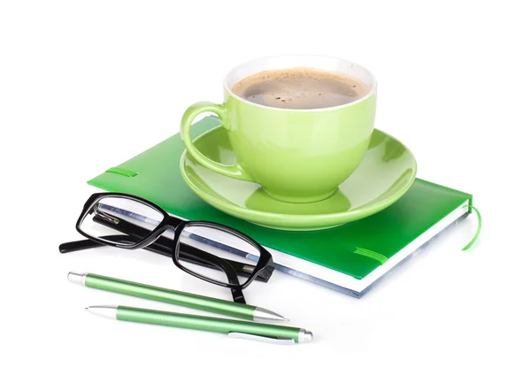 Zielony kubek kawy, okulary i materiały biurowe — Zdjęcie stockowe