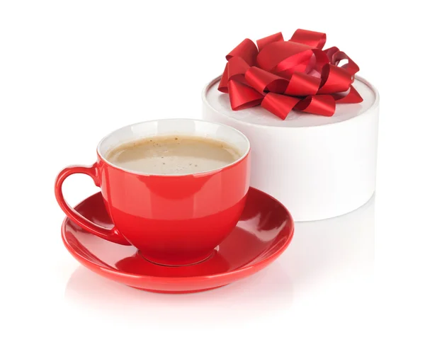 Tazza di caffè rosso e confezione regalo con fiocco — Foto Stock