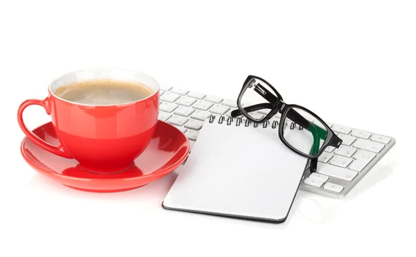 红色的咖啡纸杯、 眼镜和办公室用品 — 图库照片