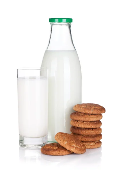 Copo, garrafa de leite e biscoitos — Fotografia de Stock
