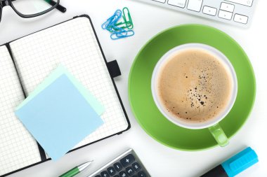 Yeşil Kahve Kupası ve ofis malzemeleri