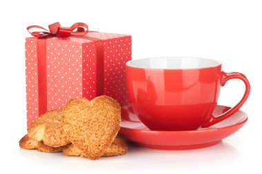 Kızıl kahve fincanı ve kalp şeklinde kurabiye ve hediye kutusu