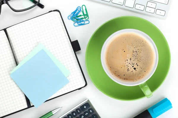 Groene koffie beker en kantoorbenodigdheden — Stockfoto