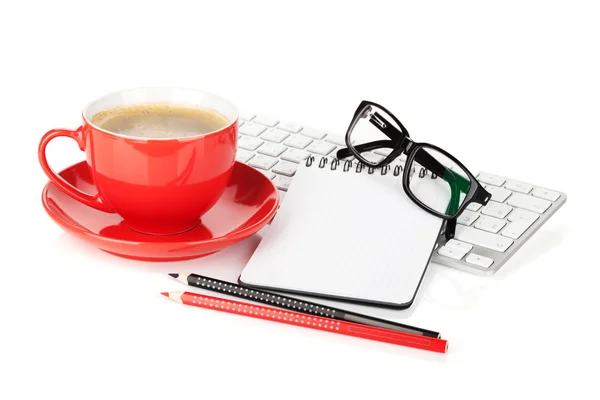 Taza de café rojo, vasos y artículos de oficina —  Fotos de Stock