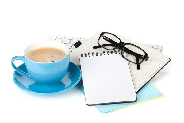 Tasse à café bleue, verres et fournitures de bureau — Photo