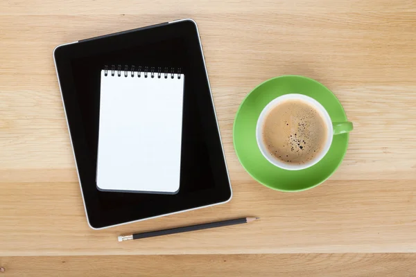 Tablet touch screen computador, bloco de notas, lápis e xícara de café — Fotografia de Stock