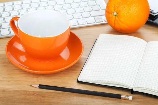 Φλιτζάνι καφέ, πορτοκαλί φρούτα και είδη γραφείου — Φωτογραφία Αρχείου