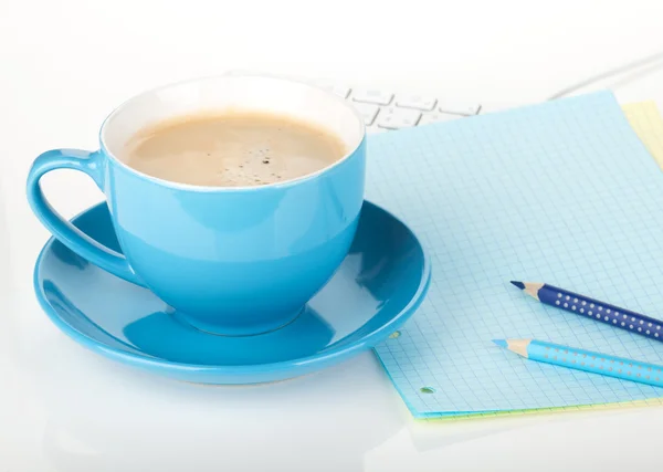 Blaue Kaffeetasse und Bürobedarf — Stockfoto