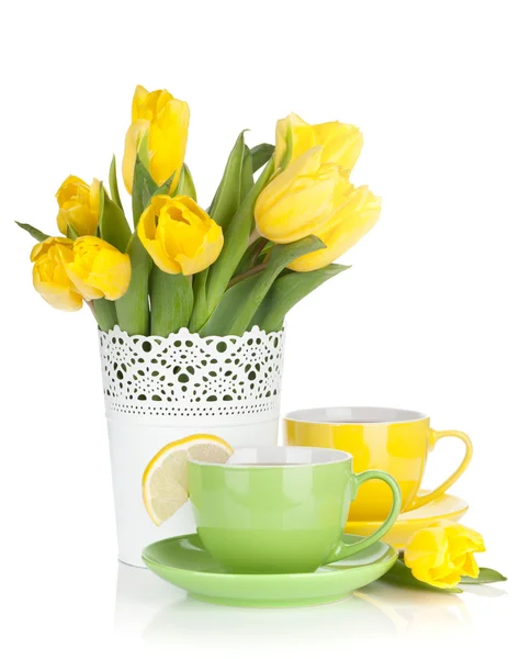 Žluté tulipány a čaj s citronem — Stock fotografie