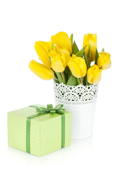 Gele tulpen in een vaas en geschenk doos — Stockfoto