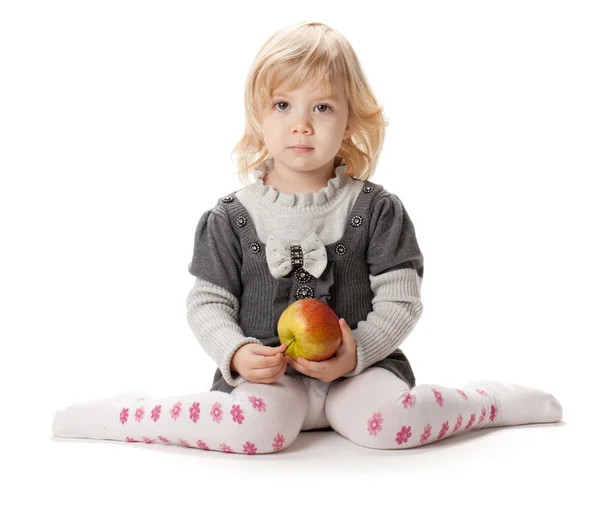 Девочка с яблоком — стоковое фото