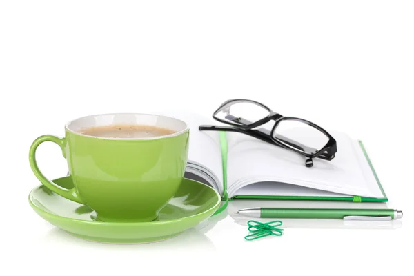 Zielony kubek kawy, okulary i materiały biurowe — Zdjęcie stockowe