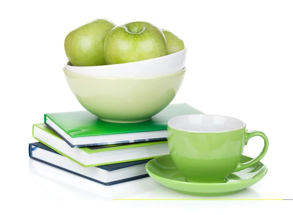 Manzanas verdes maduras, taza de café y libros — Foto de Stock