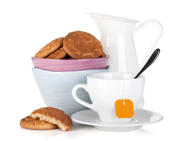 Ciotola di biscotti, tazza di tè e brocca di latte — Foto Stock
