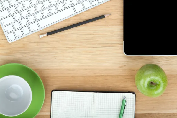 Materiales de oficina, aparatos, taza de café y manzana — Foto de Stock