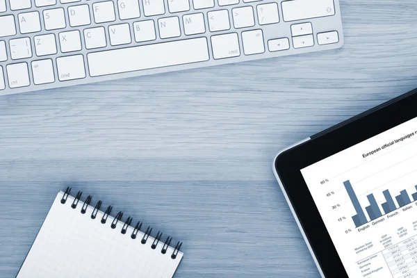 Touch screen tablet computer, keyboard and notepad — Stock Photo, Image