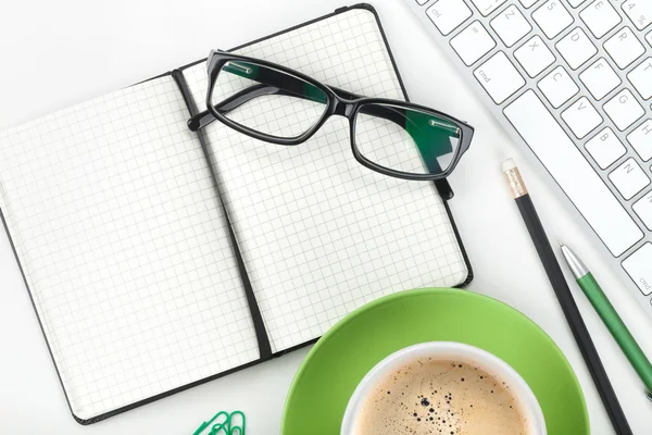 Kaffeetasse und Bürobedarf — Stockfoto